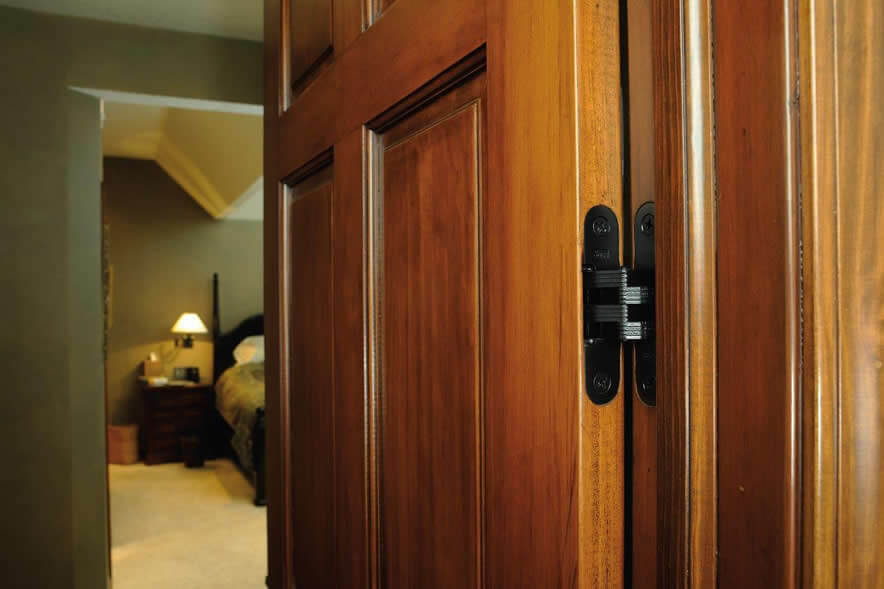 SOSS Invisible Hinges on Bedroom Door